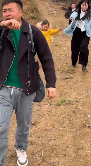 泪酸，上门女婿因给家中有病的母亲，偷偷打了2000元钱，丈母娘不依不饶说女婿，吃