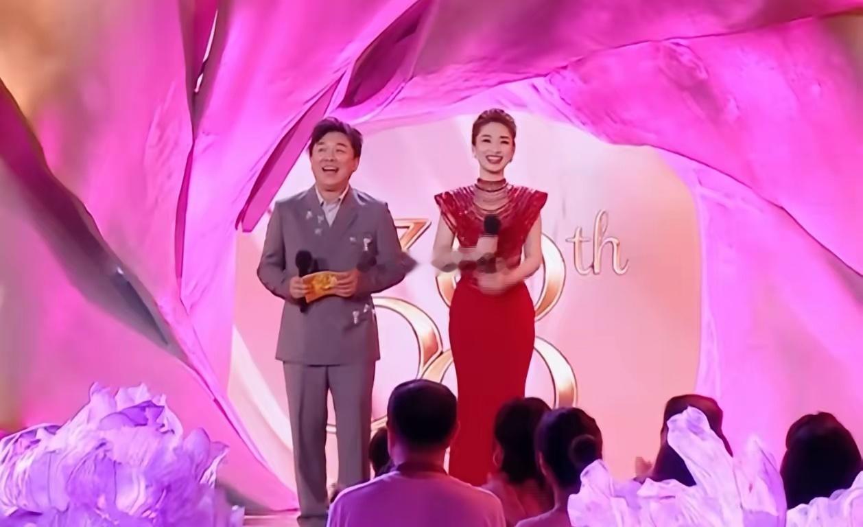 百花奖开幕式主持人一言难尽第38届中国电影百花奖开幕式主持人由黄渤和蓝羽担任，但