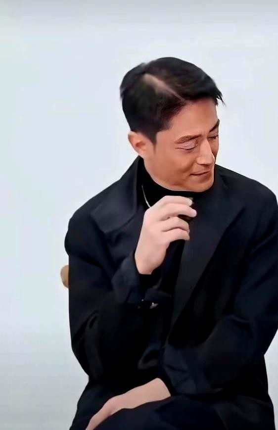 46岁的霍建华近照一出来，当年那个迷倒万千少女的古装白月光，如今怎么看着比普通路人还要沧桑？发际线眼