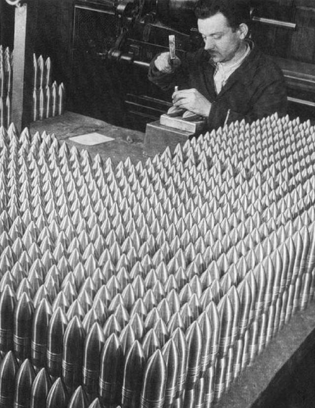 农业国要想实现工业化比登天还难，因为没钱。以炮弹炸弹引信为例，苏联为了这个技术就