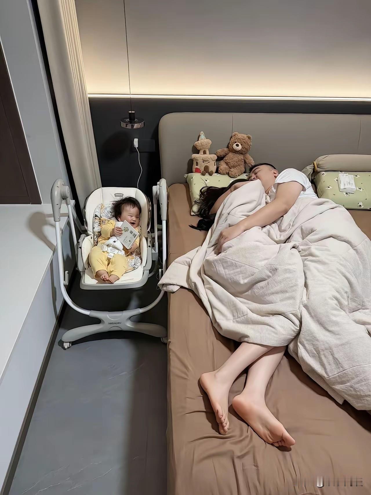 宝宝内心OS：你们俩尽管抱着，我自己摇着就能睡着😆老婆孩子热炕头一家三口