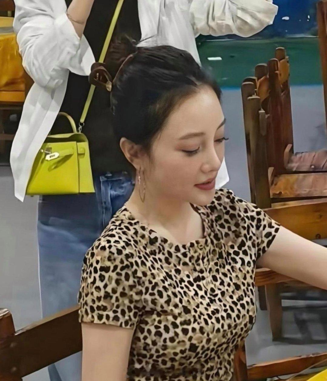 李小璐无滤镜素颜，这状态简直和普通人没两样了。
