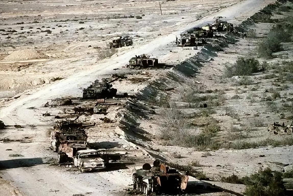 1991年萨达姆宣布停火撤军后，十余万伊军及平民驾车沿公路北逃，36公里车队一眼