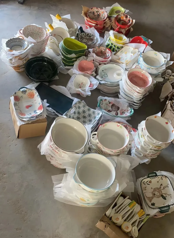 朋友最近开始摆地摊，投入4000多元开始做陶瓷餐具，在家附近菜市场摆摊，平均一天