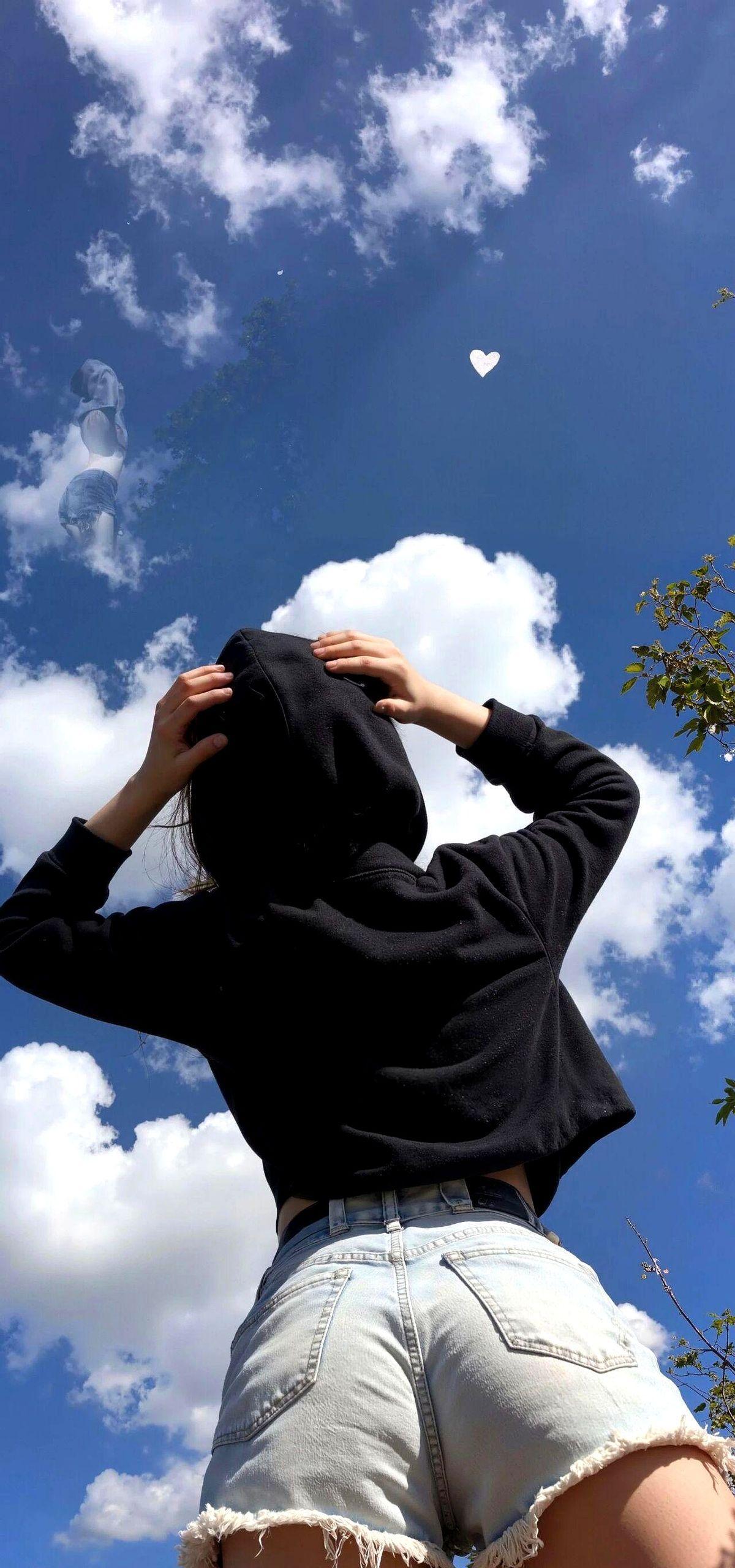 牛仔裤不靠紧身吸睛了，宽松直筒才是真香。Levi's501卖疯了，二手翻一倍