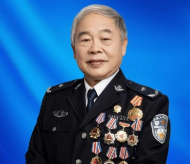 1998年，河南郏县一位突然暴富的男子，新买了一辆桑塔纳，正当他开车出去兜风时，