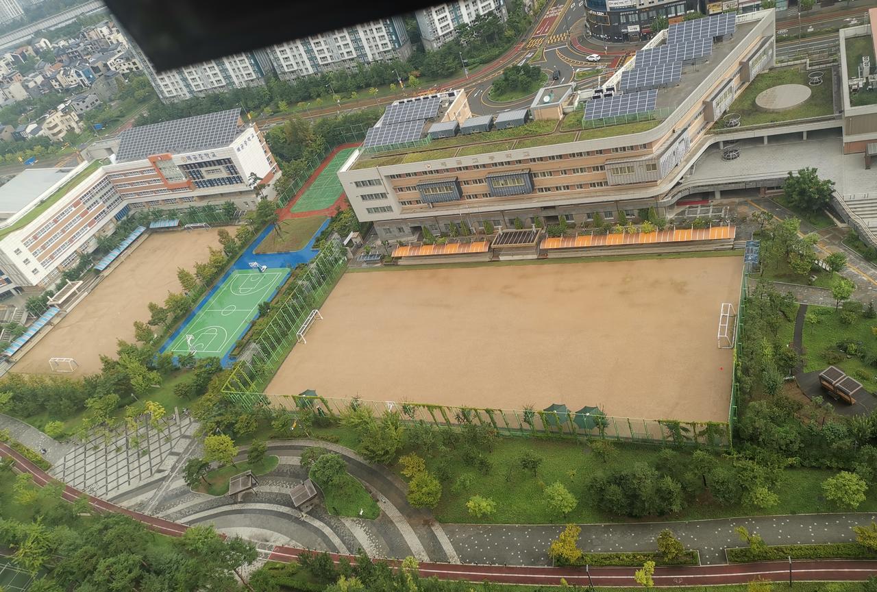 来韩国的第一天。看了小区旁边有所学校把我惊呆了！小区旁边小学，中学，高中都挨着