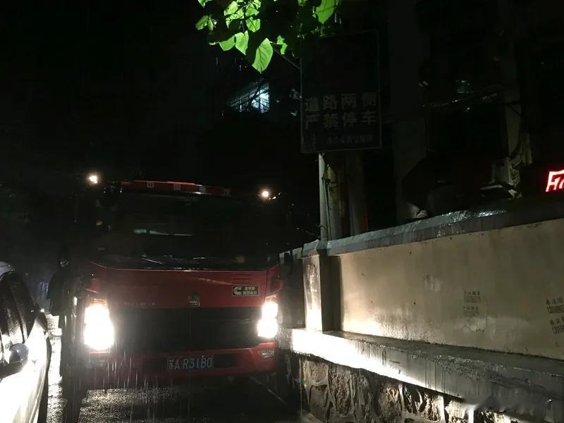 大爷用502胶水给违停车贴警示语四川绵阳一小区内，一位大爷用502胶水在违停车