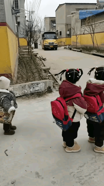 这么点的孩子就乘坐校车，连个大人都没有陪着，看来这个当家长的也是对孩子太放心了，