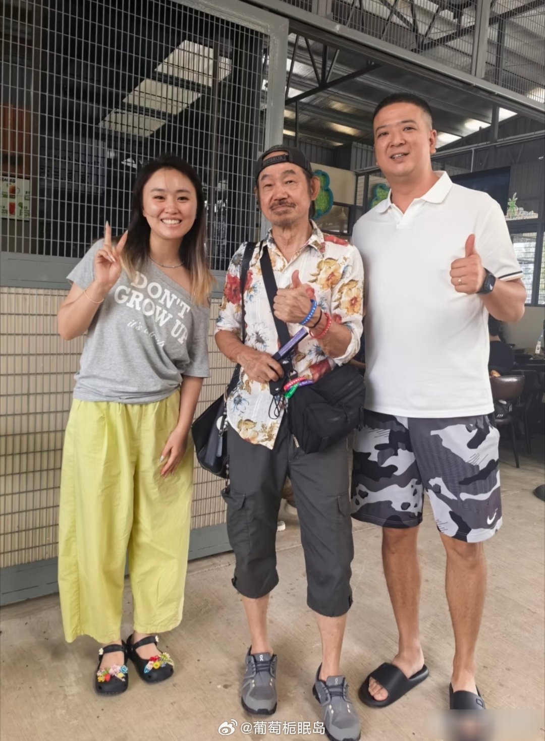 74岁“包租公”元华和家人在马来西亚海岛度假被偶遇，他看起来苍老了好多，头发稀疏