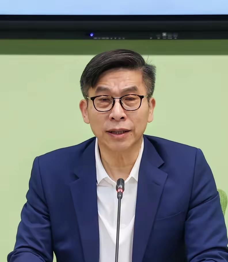 锺佳滨这个民进党党团的干事长比吴思瑶更不要脸，因为锺佳滨说起慌来比吴思瑶更夸张与