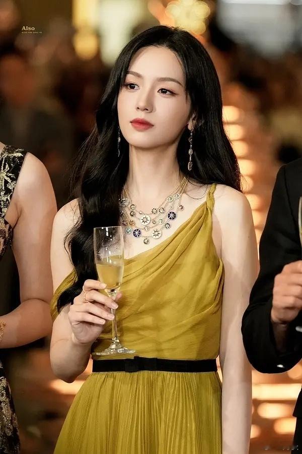 郭宇欣和周也撞衫了吧有珠宝和没珠宝的区别好大一个看着就贵气点