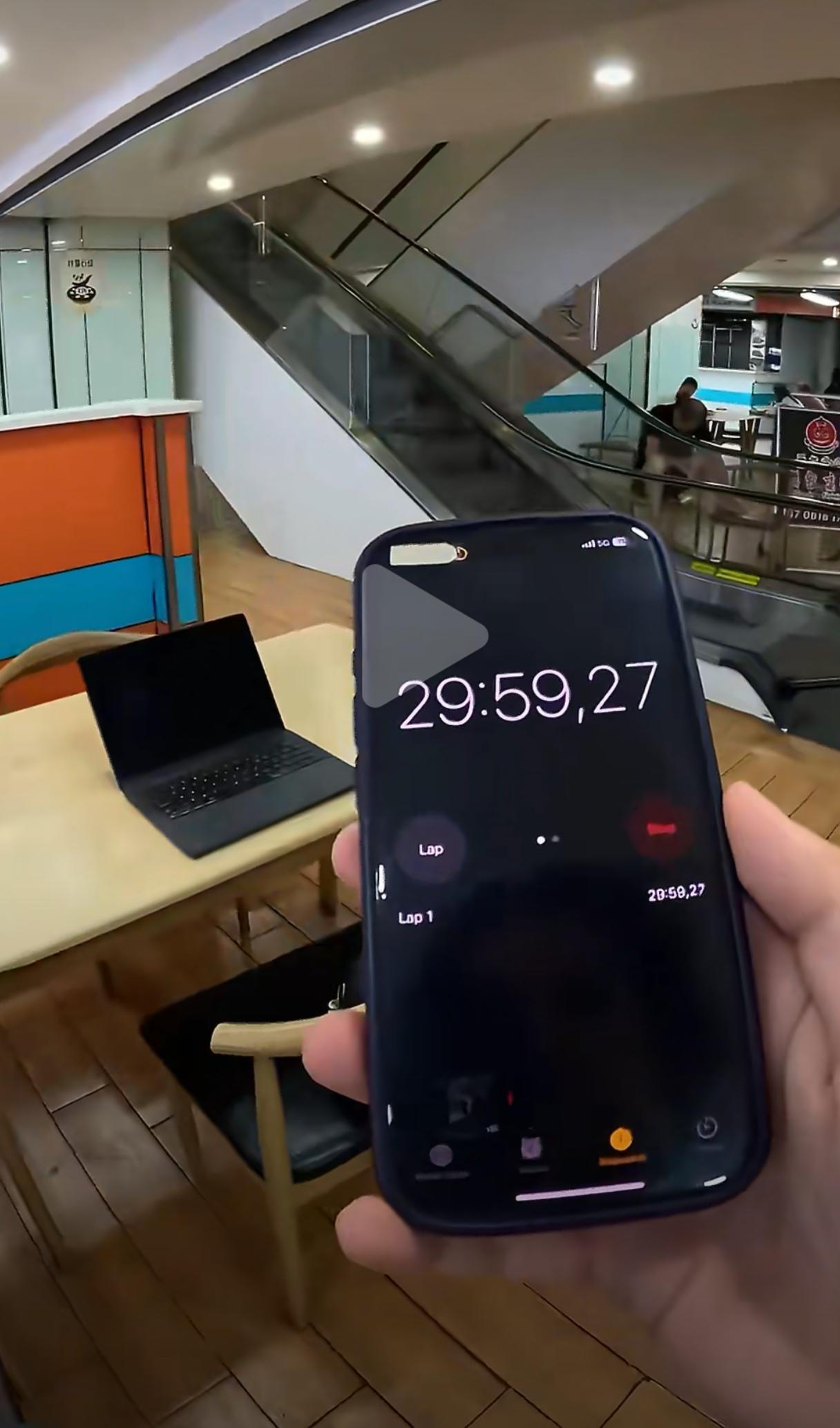 有个法国小伙子在成都旅游，顺便做了一个测试：把自己的笔记本电脑假装遗忘在休息区的
