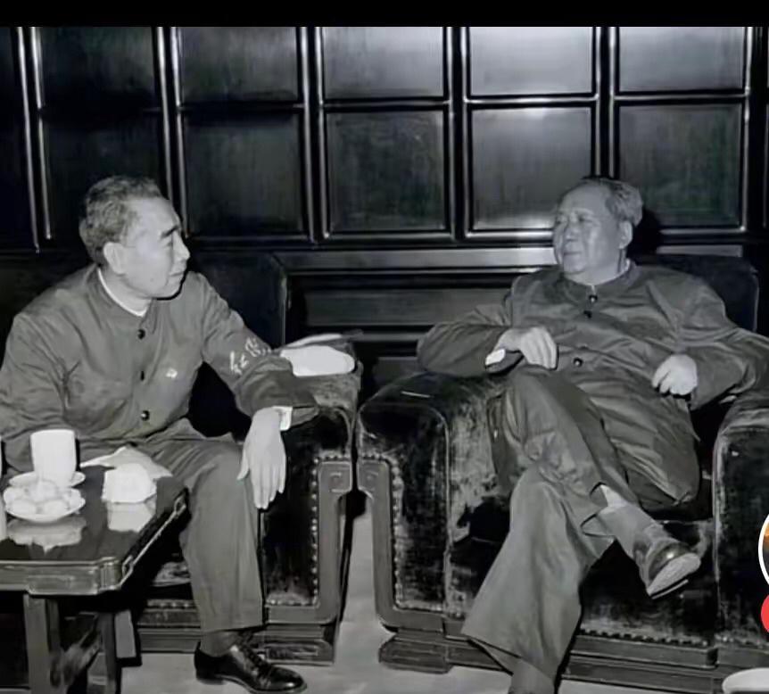 1966年9月15日，伟大领袖毛主席和周恩来总理在天安门城楼谈论国家大事，他们是