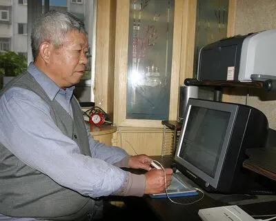 半年前，退休老领导老岳的老伴儿因病走了，这可难坏了73岁的老岳和儿女，要命的是老