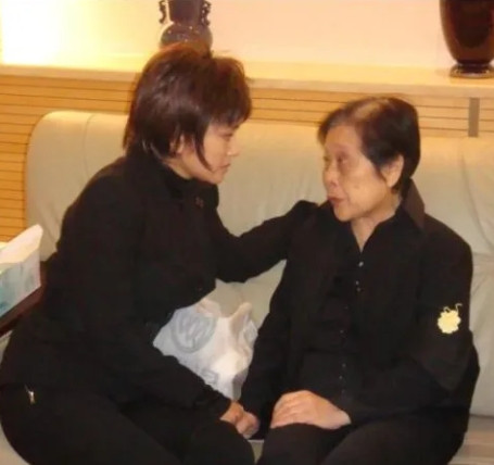 当年，谢晋导演去世，孤儿寡母哭成一团，刘晓庆提着一袋子钱，要给师娘许大雯，徐大雯