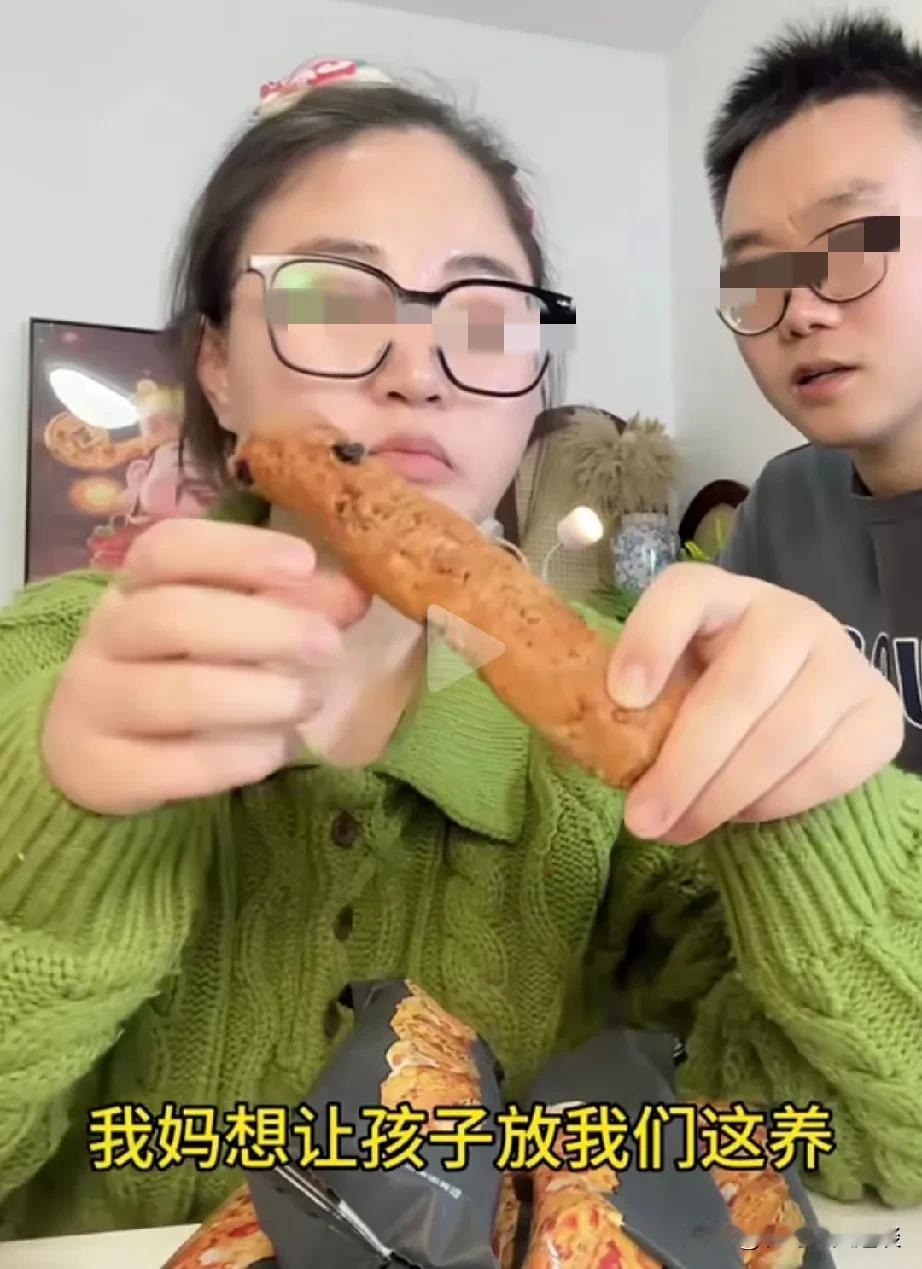 美女！真是人间清醒啊！男人跑过来给他老婆说，他弟弟离婚了，儿子舍不得让女方带走，