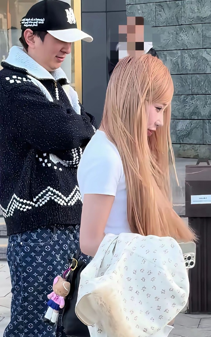 现在的王思聪，到底还有没有钱​说他没钱，他能穿上百万的衣服裤子，​说他有钱，