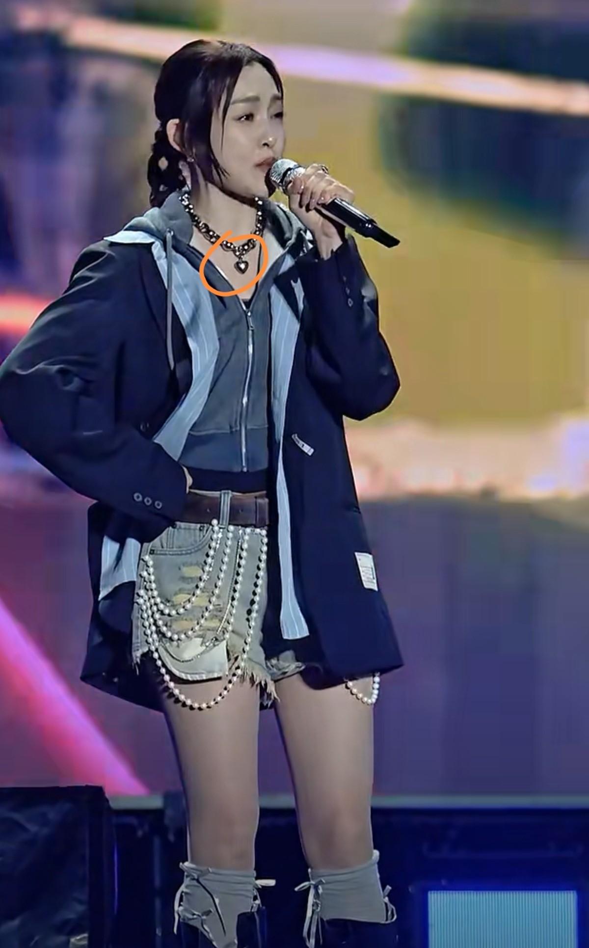 这也太渗人了！发现了没，范玮琪演唱会戴的项链竟然是大s的骨灰。听说大