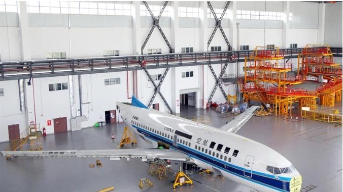 南航退役的波音737-700在贵阳机场拆解，本以为是拆废铁，结果发动机舱里直接藏