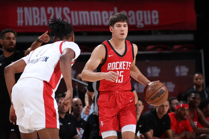 怎么感觉谢泼德在乌杜卡手下没有出头之日呢？马刺球迷也觉得很困惑。上场打马刺明明