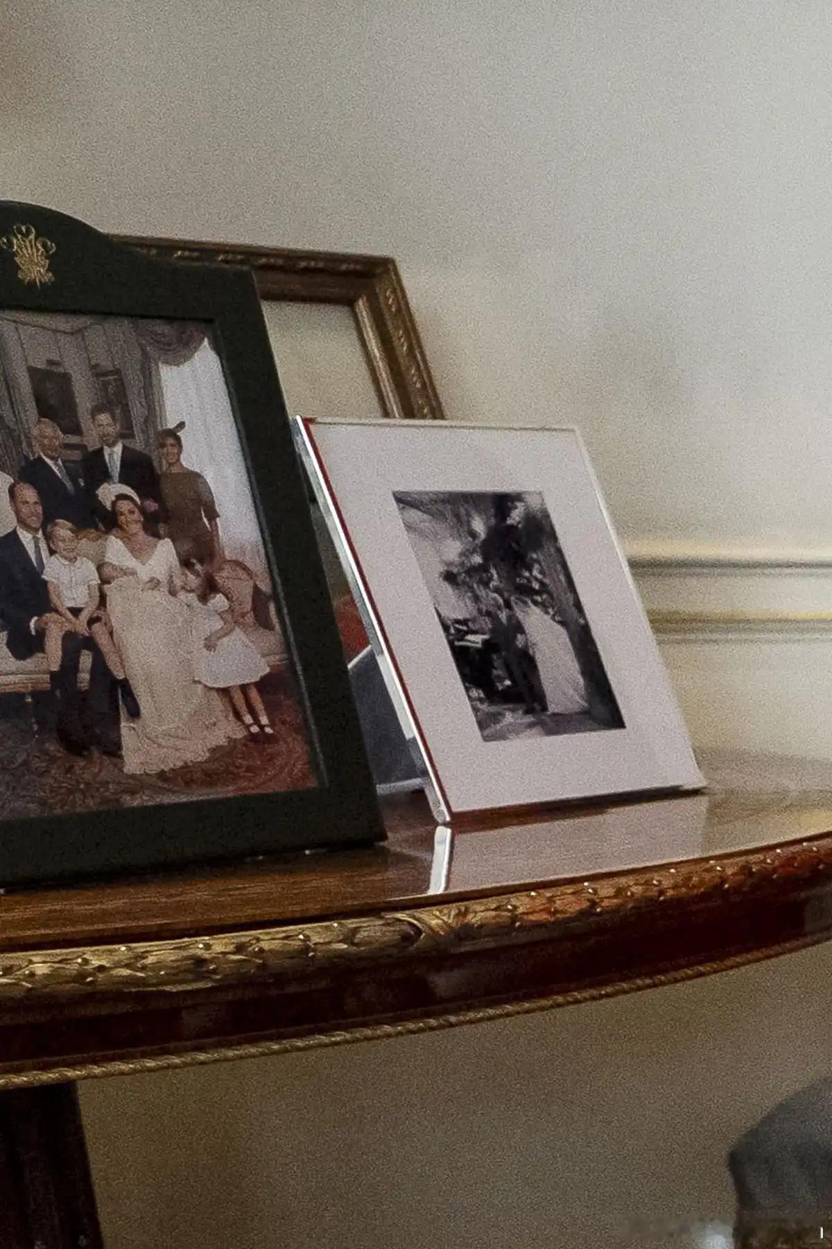 查尔斯三世国王【news】查尔斯国王家中显著位置放置了一张与梅根的罕见照片。原