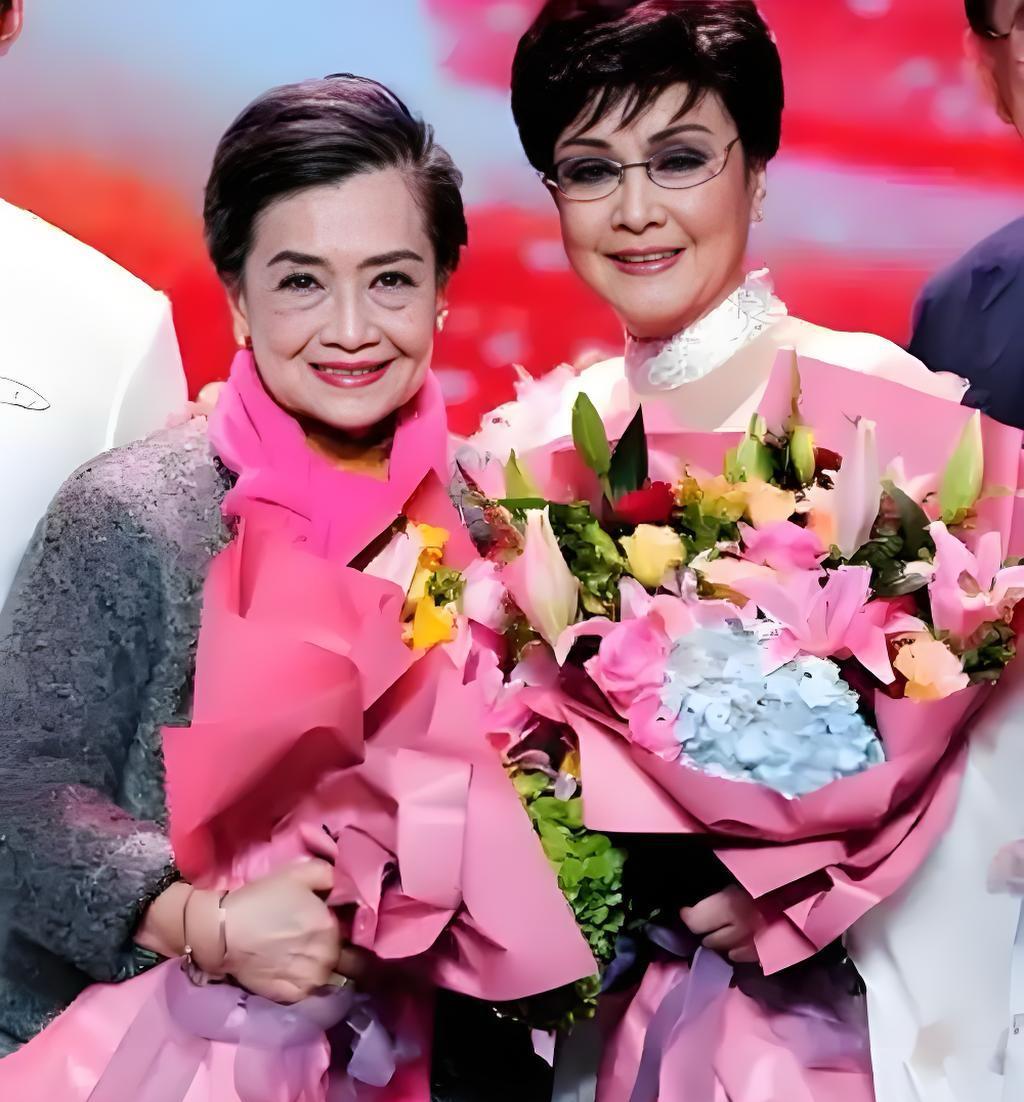 #老照片#这是当今歌坛，有“东方夜莺”之美誉的朱逢博先生，与著名歌唱家李谷一老