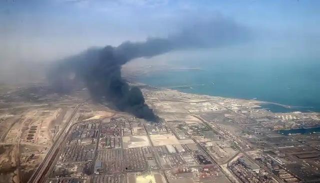 中东这口大油锅，又被特朗普添了把猛柴。美军封锁令刚生效，俄方下令连夜撤走10