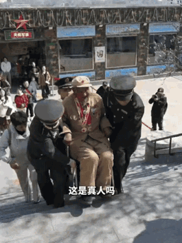 看的流泪了！99岁抗美援朝老兵蹇兆增来到丹东鸭绿江断桥，当年23岁的他曾雄赳赳气