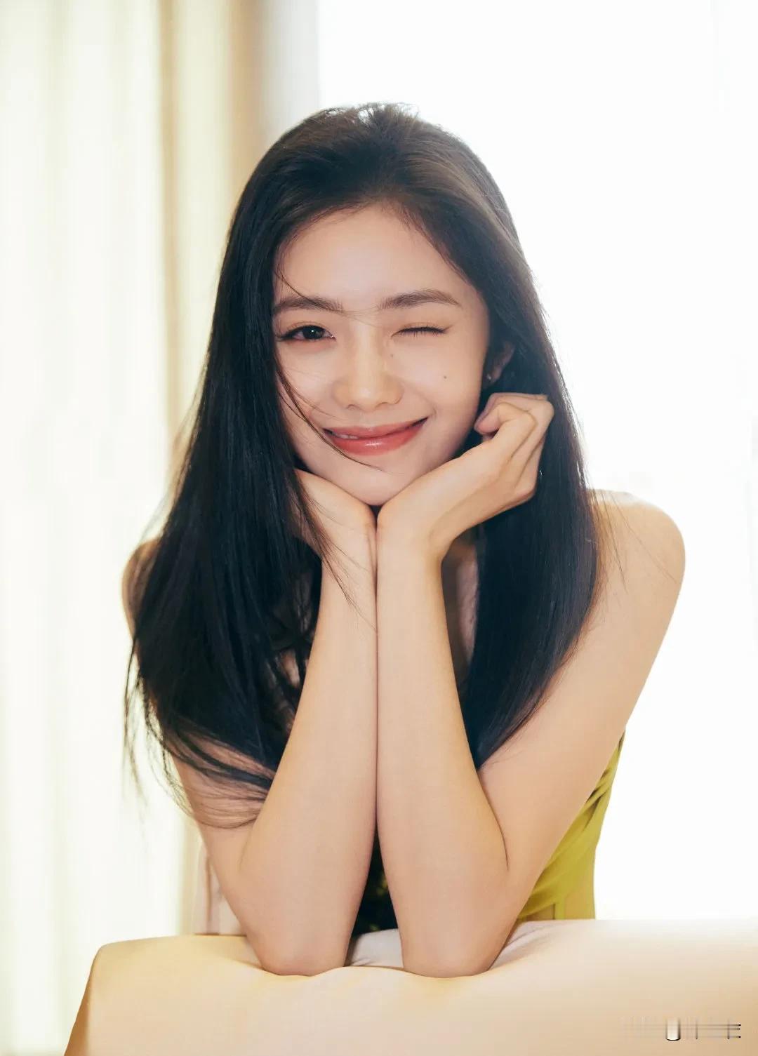 刘浩存如此的清纯，如此的的美丽，如此的楚楚可怜，还有一双小鹿一般的眼睛，感觉这种