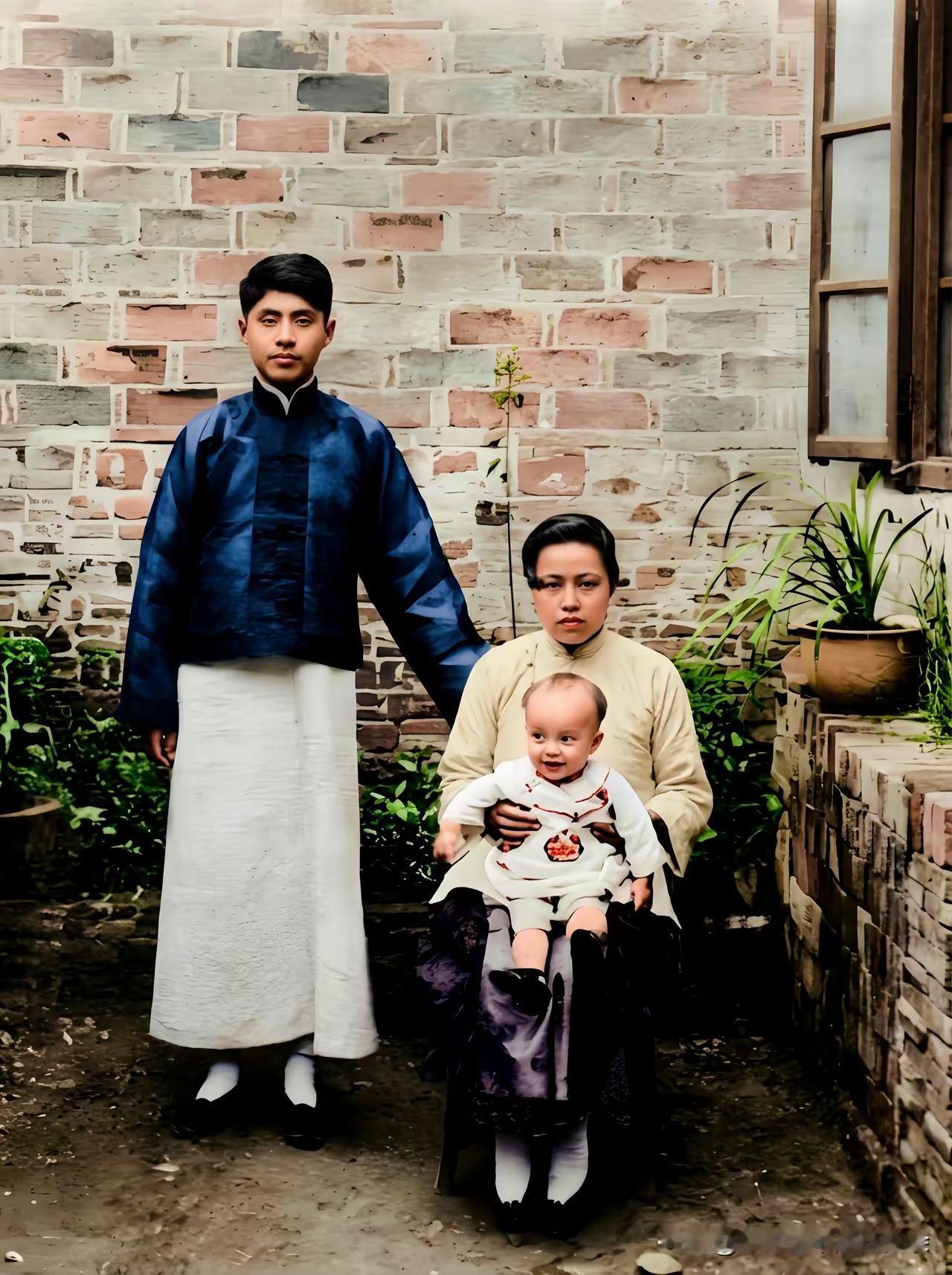 翻到这张1923年秋在合肥拍的老照片，不满周岁的杨振宁被父母抱在怀里，眉眼间已经