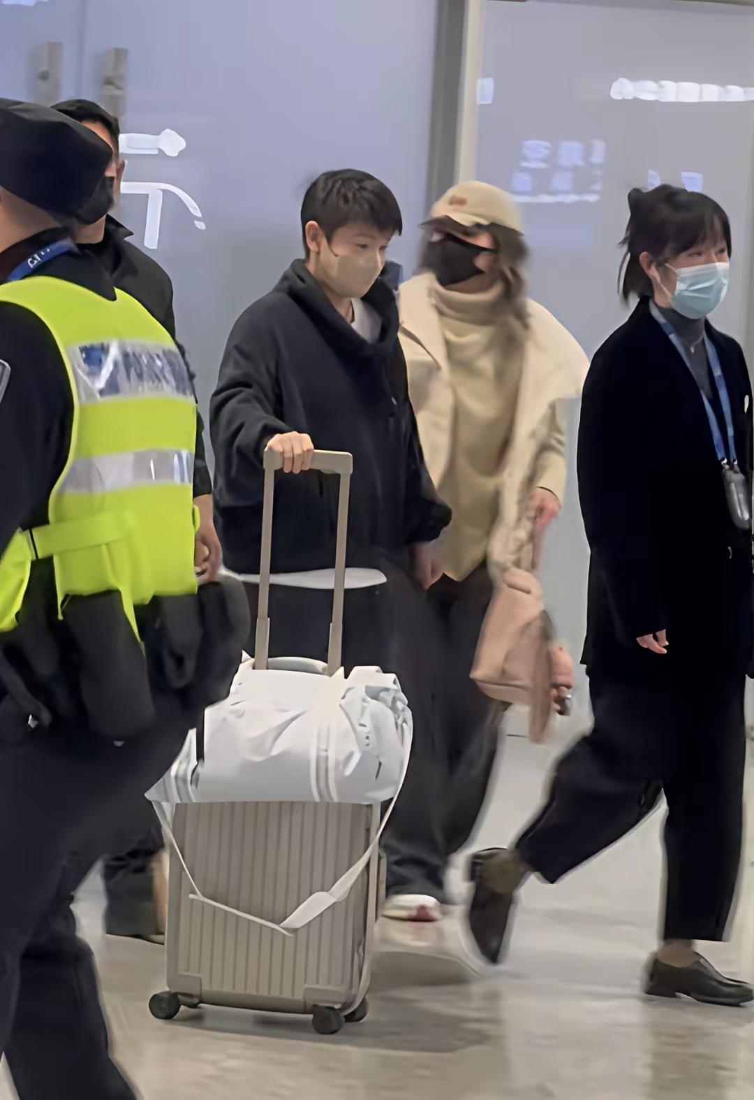 莎头平安抵达重庆！经过三个小时的飞行，莎头平安抵达重庆。在北京上飞机前，莎莎