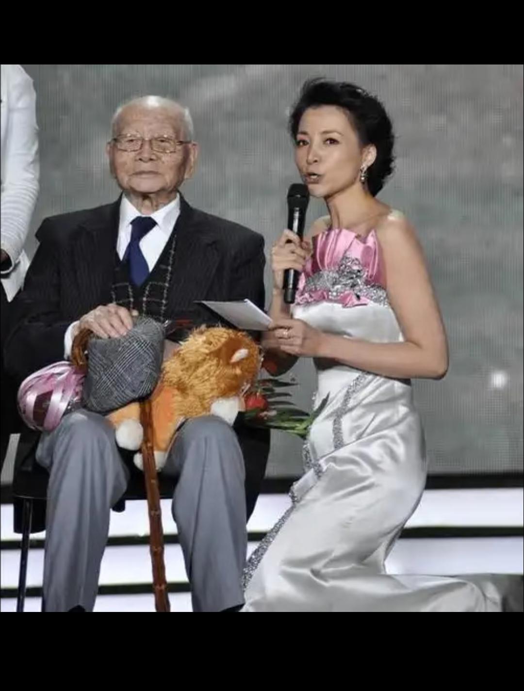 说实话，谄媚还是尊重一眼就能看出来，没什么值得辩的！上海那个女主持人应该向董老