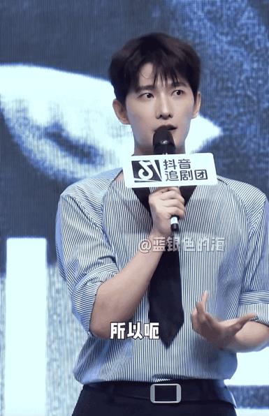 你看吧，剧情行不行，改没改，连主演都心虚不好意思往下说了。杨洋说：“我们整个《凡