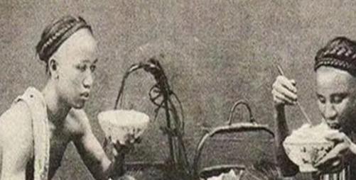 1953年，李鸿章的孙子李子嘉，身着破烂衣服，踉跄着走到一个湖边，纵身一跃跳了进