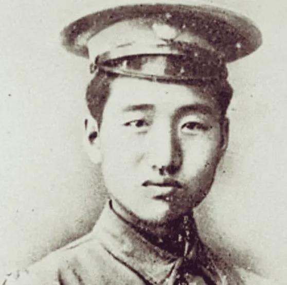 1992年，阎锡山的小儿子回到山西忻州，在老宅门口老泪纵横。然而就在他抬脚准备回