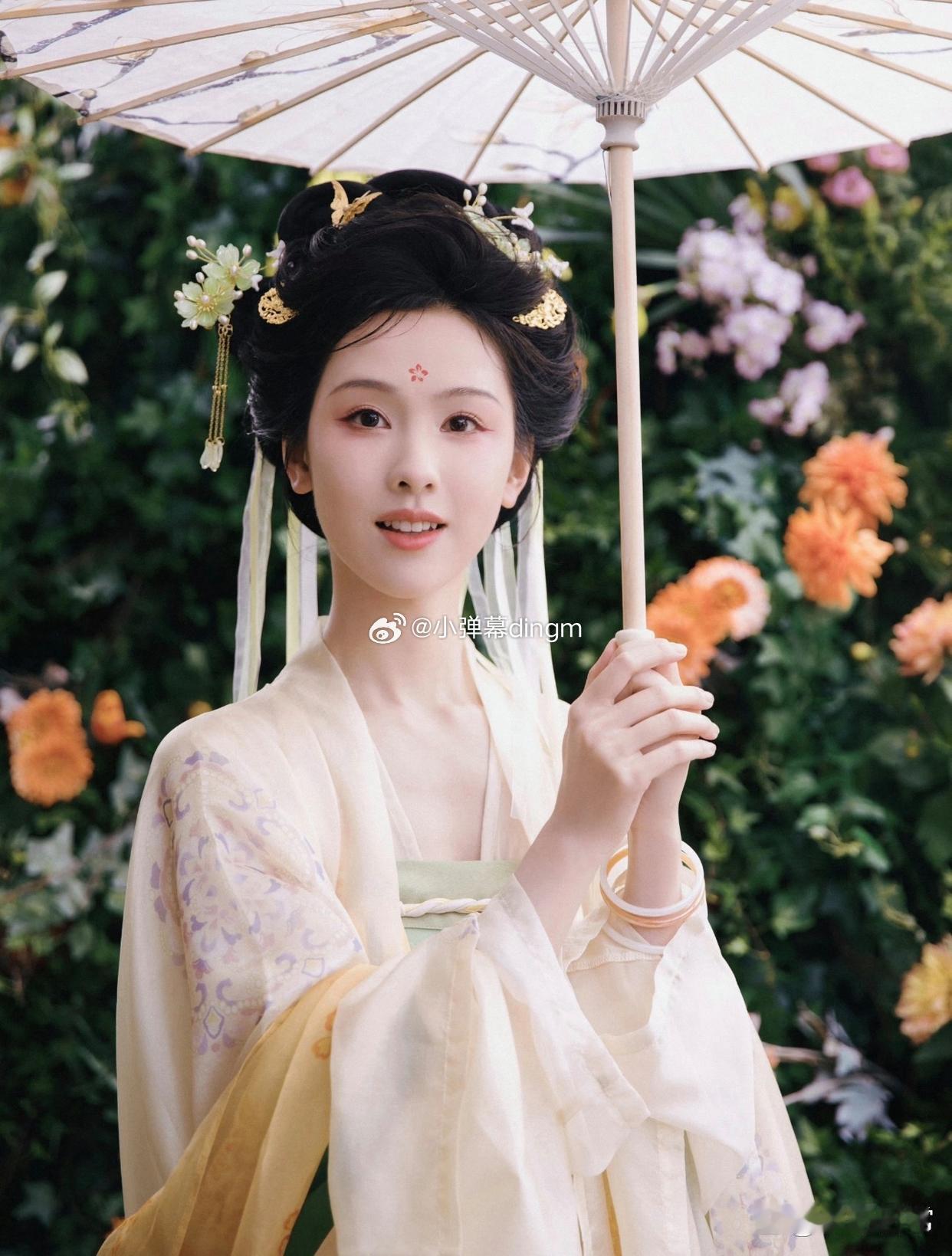 1、陈都灵资源！陈都灵《雁回时》爆了之后，腾讯平台也没给什么资源，她拍的《月鳞绮