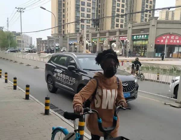 现在有些黑人的行径真的让人愤怒。之前有个黑人在街头非礼中国女生，被路人拦下后还追
