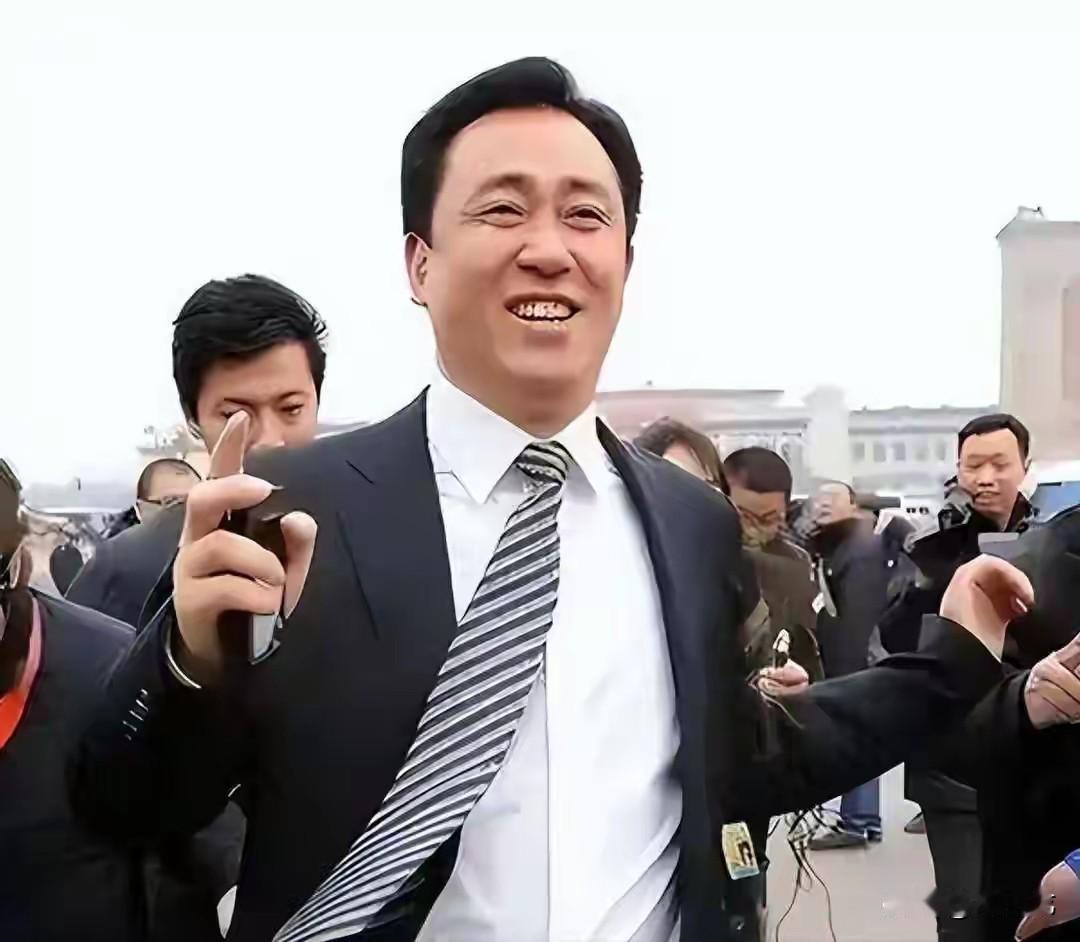 许家印竟然老成这个样子了，头发白掉我不意外，没想到眉毛都白掉了。2023年7月