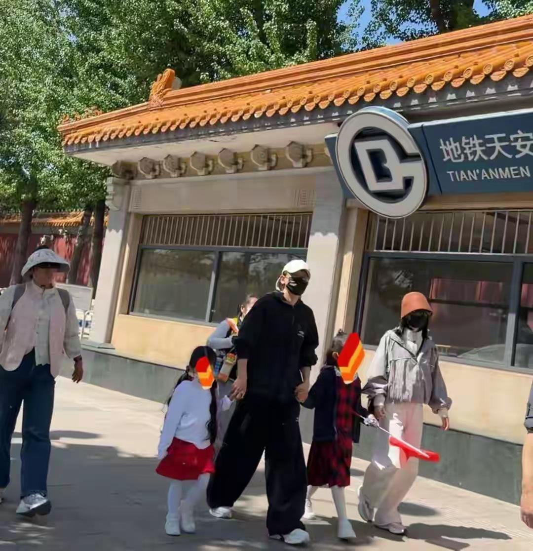 4月20日，网友在北京天安门偶遇张杰谢娜一家。张杰刚结束演唱会，就低调陪家人出游