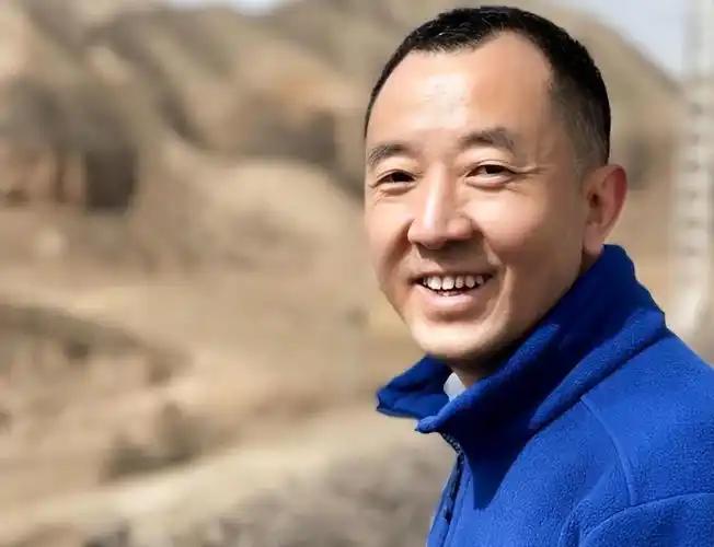 原巴东县县长刘冰被押上警车的那一刻，突然回头死死盯着送行的人群，目光越过所有人，