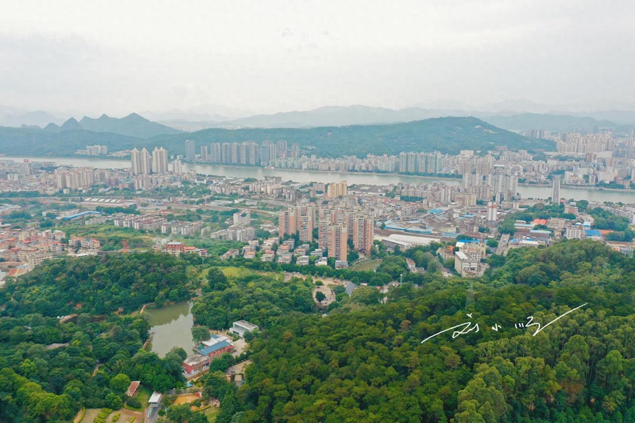 位于广东省北部的韶关是一座极具特色的城市，其市区以粤语（广府话）为主要交流语言，