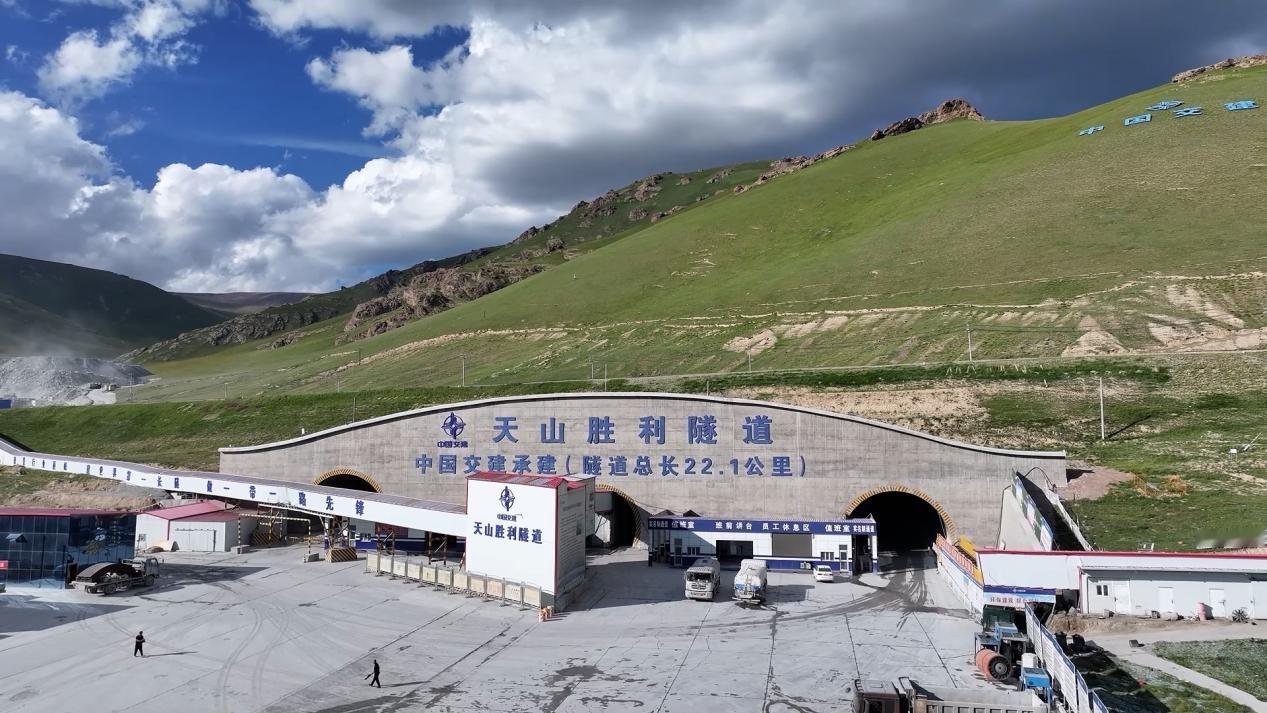 世界上最长高速公路隧道世界上最长的高速公路隧道是‌中国新疆的天山胜利隧道‌，