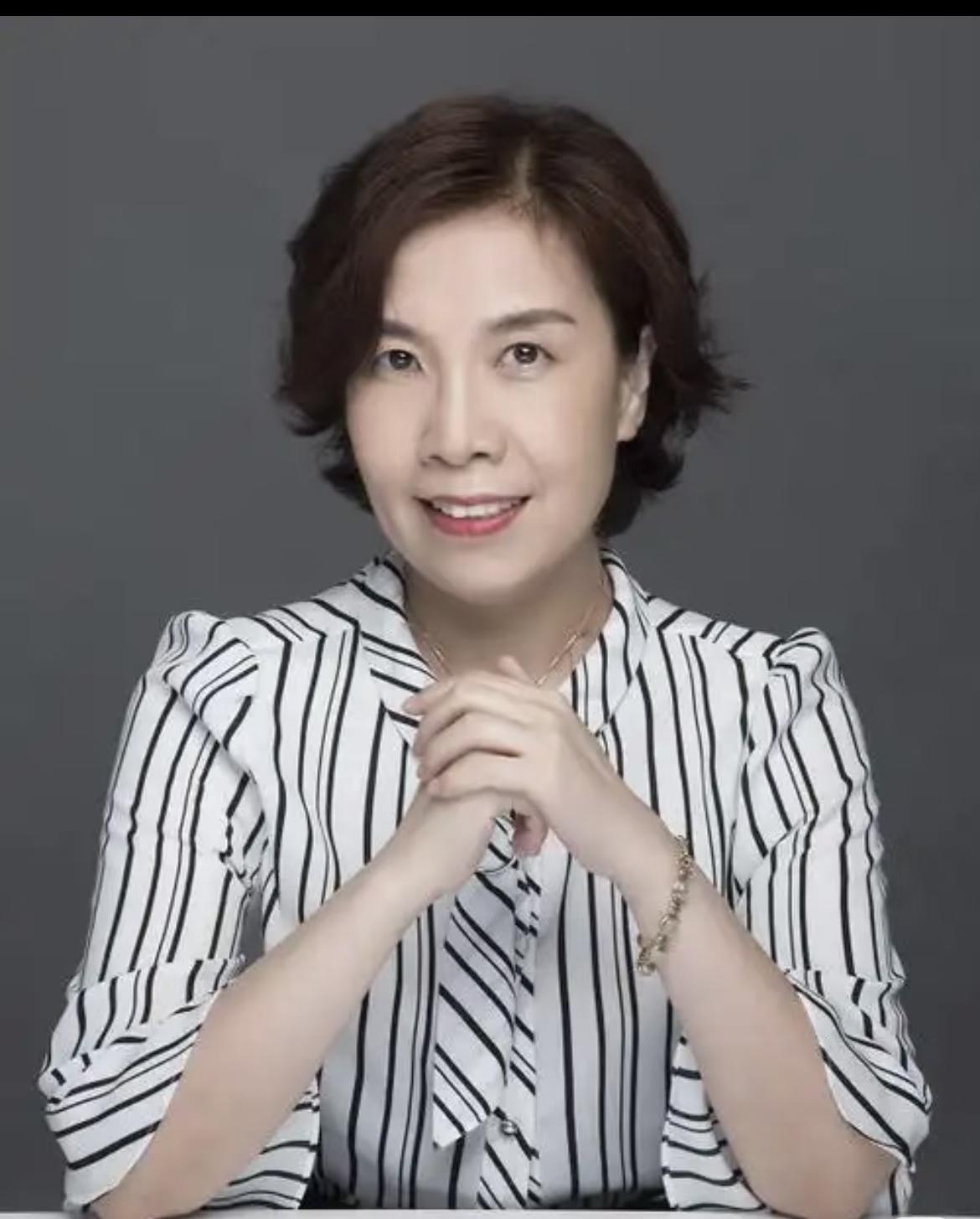 湘雅这把火，终究烧到了58岁的谷文萍医生身上。官方停诊通报一出，这位还差两年