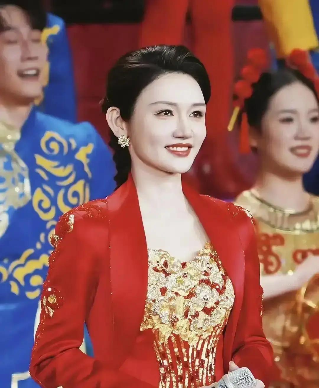 非科班却站春晚C位龙洋，南京艺术学院播音系，和央视没半点血缘。2015年被