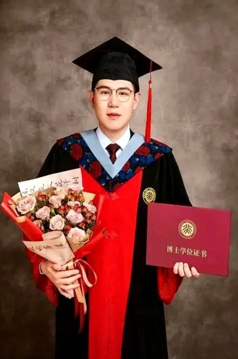一位山东大学的博士最近陷入了求职困境。这位36岁的经济学博士本科毕业于齐鲁师范