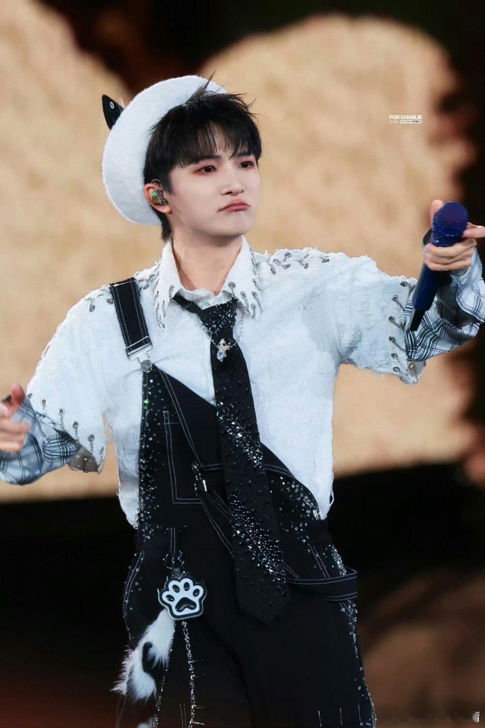 谁给周深穿成这样好像只小猫咪耶，萌化了​​​