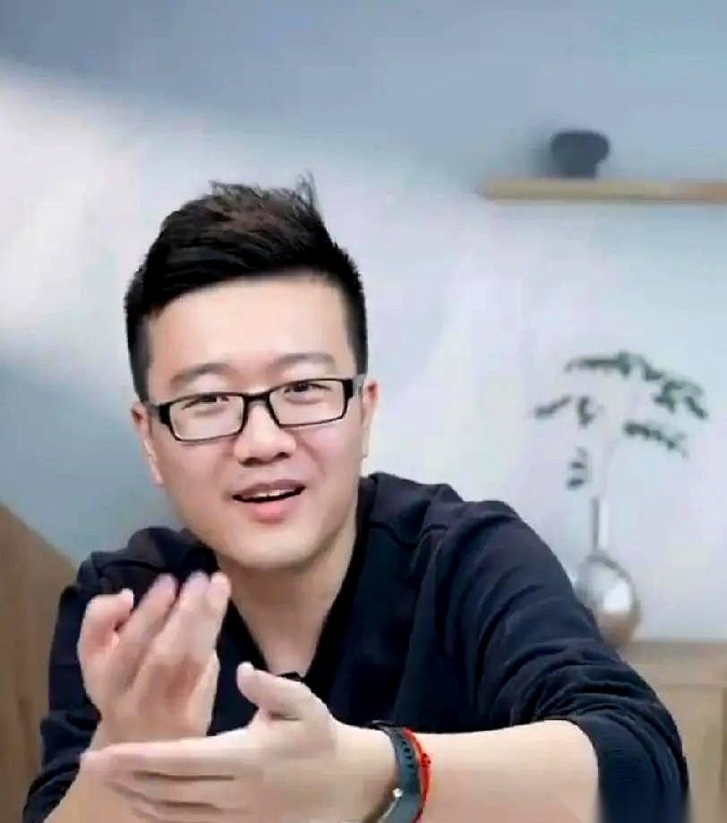 莎头组合，重启了。全网都在为这个王牌组合的回归狂欢，但我看到的，却是王楚钦那几