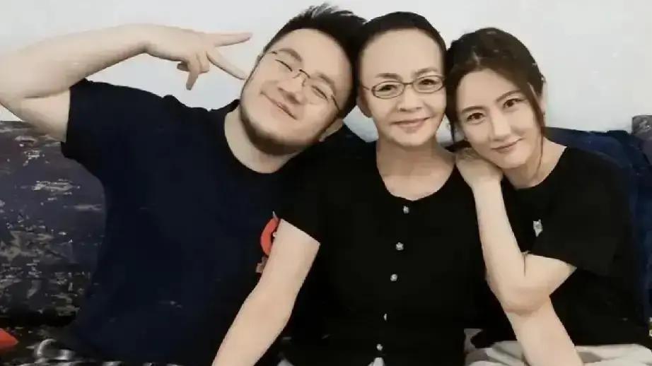 凌晨三点，王博谷发了篇长文。英家老爷子走了，亲孙子巴图，没见上最后一面。电话