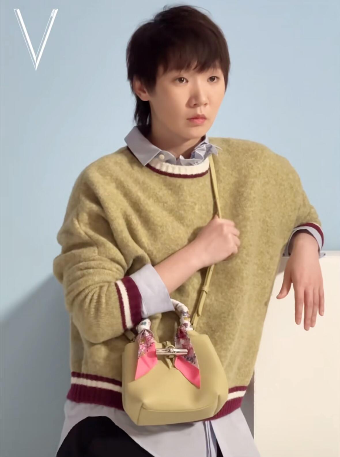 王曼昱也出圈了，时尚杂志模特也是很符合曼昱的气质，乒乓球的实力走出来了！斜挎小